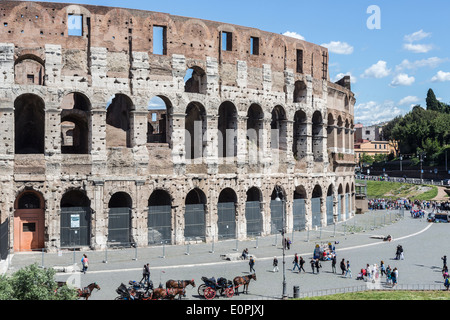 Le Colisée, Rome, ruines spectaculaires de l'époque de la Rome Impériale, avec chariots pour les touristes sur une journée ensoleillée Banque D'Images