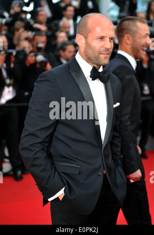 (140518) -- CANNES, Mai 18, 2014 (Xinhua) -- l'acteur Jason Statham de 'The Expendables 3' arrive sur le tapis rouge pour la projection de 'la' Homesman à la 67ème Festival du Film de Cannes, dans le sud de la France, le 18 mai 2014. (Xinhua/Chen Xiaowei) Banque D'Images