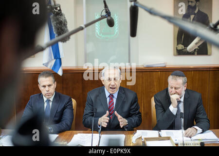 (140518) -- JÉRUSALEM, 18 mai 2014 (Xinhua) -- Le Premier ministre israélien Benjamin Netanyahu (C) traite de la réunion hebdomadaire du cabinet au bureau du premier ministre à Jérusalem, le 18 mai 2014. Le cabinet israélien a approuvé dimanche un plan d'une valeur d'environ 14,5 millions de dollars américains pour renforcer les liens économiques avec l'Alliance du Pacifique et d'autres pays latino-américains, selon le Bureau du Premier Ministre israélien. (Xinhua/JINI/Emil Salman) Banque D'Images