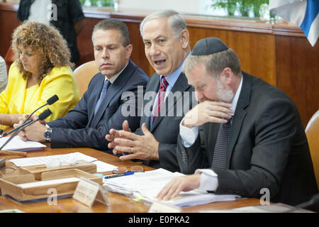 (140518) -- JÉRUSALEM, 18 mai 2014 (Xinhua) -- Le Premier ministre israélien Benjamin Netanyahu (2e R) traite de la réunion hebdomadaire du cabinet au bureau du premier ministre à Jérusalem, le 18 mai 2014. Le cabinet israélien a approuvé dimanche un plan d'une valeur d'environ 14,5 millions de dollars américains pour renforcer les liens économiques avec l'Alliance du Pacifique et d'autres pays latino-américains, selon le Bureau du Premier Ministre israélien. (Xinhua/JINI/Emil Salman) Banque D'Images