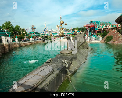 Un modèle du sous-marin Nautilus à Disneyland Paris, France Banque D'Images