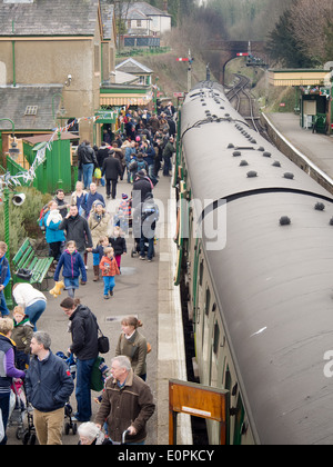 Passagers et un train à vapeur sur la plate-forme à la gare de Newcastle, Mi Hants Heritage Railway, Hampshire Banque D'Images