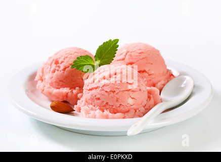 Trois boules de sorbet à la fraise Banque D'Images