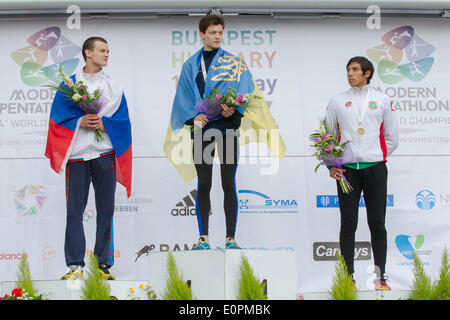 (140519) -- Budapest, 19 mai 2014 (Xinhua) -- Médaille d'Anton Kouznetsov (C) de l'Ukraine, médaillé d'Alexander Lifanov (L) de la Russie et médaillé de bronze, Luis Cruz du Mexique assister à la cérémonie après avoir remporté la finale de l'épreuve individuel garçons pentathlon moderne 2014 un championnat du monde de la Jeunesse à Budapest, Hongrie, le 18 mai 2014. Anton Kouznetsov a remporté la médaille d'or avec une note globale de 1139 points. (Xinhua/Volgyi Attila) Banque D'Images