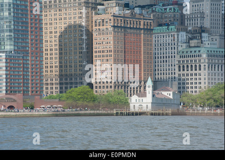 Un quai avec un tour de l'horloge installée en 1919, est le dernier survivant du 19ème siècle sur la jetée de la rivière Hudson à Manhattan. Banque D'Images