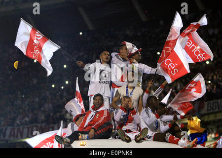 (140519) -- BUENOS AIRES, 19 mai 2014 (Xinhua) -- Les joueurs de River Plate célébrer après le match de football de première division d'Argentine contre Quilmes à Buenos Aires, capitale de l'Argentine, le 18 mai 2014. River Plate défait Quilmes par 5-0 et remporte le tournoi. (Xinhua/Martin Zabala) (jp) (AH) Banque D'Images