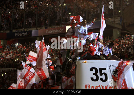 (140519) -- BUENOS AIRES, 19 mai 2014 (Xinhua) -- Les joueurs de River Plate célébrer après le match de football de première division d'Argentine contre Quilmes à Buenos Aires, capitale de l'Argentine, le 18 mai 2014. River Plate défait Quilmes par 5-0 et remporte le tournoi. (Xinhua/Martin Zabala) (jp) (AH) Banque D'Images