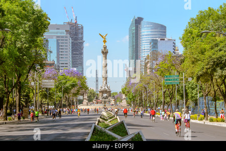 Sunday's vététistes Paseo de la Reforma, Mexico, Mexique Banque D'Images