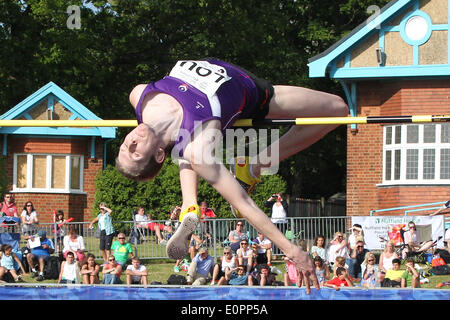 Loughborough, Royaume-Uni. 18 mai, 2014. Loughborough's Chris Baker vole au-dessus de la barre à 2.17m pour gagner la haute-sauts lors de l'athlétisme International Loughborough rencontrez à l'Université de Loughborough. Credit : Action Plus Sport/Alamy Live News Banque D'Images