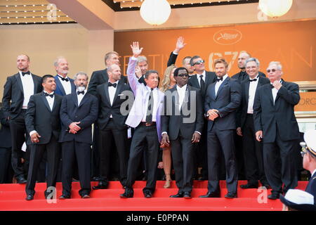 18 mai 2014 - Cannes, France - CANNES, FRANCE - 18 MAI : (Haut L-R) Acteurs Glen Powell, Kelsey Grammer, Dolph Lundgren, Harrison Ford, directeur Patrick Hughes, acteurs Antonio Banderas, Randy Couture (AVANT L-R) Victor Ortiz, Mel Gibson, Jason Statham, Sylvester Stallone, Ronda Rousey, Wesley Snipes et Kellan Lutz, assistera à l'usure 3' première mondiale au 67e Festival annuel du film de Cannes le 18 mai 2014 à Cannes, France. (Crédit Image : © Injimbert ZUMAPRESS.com)/Frederick Banque D'Images