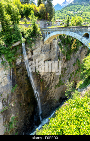 Et le vieux pont et cascade dans la vallée d'aoste, Italie, les Alpes, l'UNION EUROPÉENNE Banque D'Images