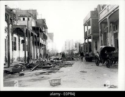 08 nov., 1956 - Anglo - les troupes françaises occupent Port Said : une vue d'une des rues principales de Port a déclaré qu'elle couve après avoir été défigurée par le feu. Montrant les Arabes d'errer dans la recherche de biens. Banque D'Images