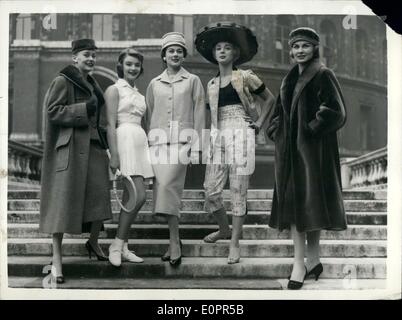 11 novembre 1956 - Défilé de mode et de beauté à l'Albert Hall. Cinq des styles sur show : Un essai a eu lieu au Royal Albert Hall aujourd'hui des sept jours du défilé de mode et de beauté les styles qui par de grands designers de Londres sera indiqué. La moitié des frais d'admission tout au long du spectacle seront reversés à l'allégement de la Hongrie Banque D'Images