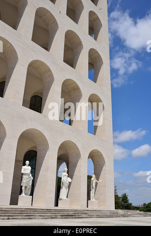 Rome. L'Italie. EUR. Palazzo della Civiltà Italiana aka Palazzo della Civiltà del Lavoro. Banque D'Images