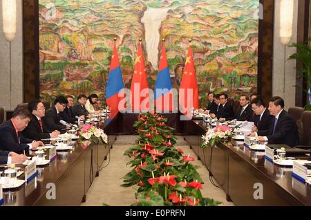(140519) -- SHANGHAI, 19 mai 2014 (Xinhua) -- le président chinois Xi Jinping rencontre son homologue mongol Tsakhiagiin Elbegdorj à Shanghai, la Chine orientale, le 19 mai 2014. (Xinhua/Ma Zhancheng) (lfj) Banque D'Images