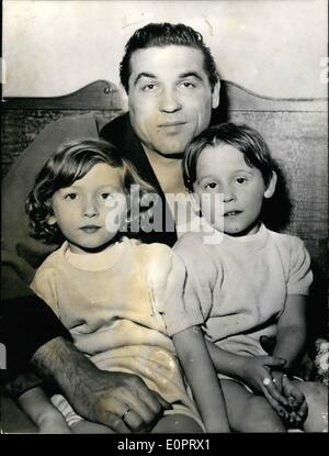 11 novembre 1956 - L'objectif-keeper de l'équipe nationale de football hongrois Gyula : Grosios s'échappa avec sa femme et ses deux enfants à partir de la Hongrie et d'arriver à l'Autriche. Photo montre Gyula Grosios Grosios (Gyula) avec sa femme et ses enfants après son vol à l'hôtel Vienna à Vienne. Il y a la suspension de l'aide de la Croix-Rouge internationale pour l'organisation de réfugiés hongrois. Banque D'Images