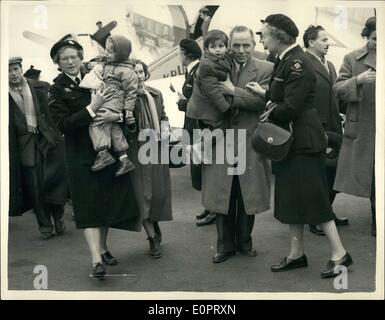 11 novembre 1956 - Refugeees Hongrois arrivent en Angleterre, escorté par des travailleurs sociaux ; une partie des 61 réfugiés hongrois sont arrivés à l'aéroport Blackbushe ce matin. Ils sont l'avant-garde de la 2 500 que ce pays est en train de prendre. Photo montre les réfugiés y compris les enfants sont accompagnés par des travailleurs sociaux à l'arrivée à Blackbushe cet après-midi. Banque D'Images