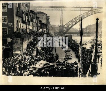 10 févr. 02, 1957 - La Reine et le duc lors d'une visite d'État au Portugal. La photo montre la vue générale de la procession lors de la visite officielle au Porto, Portugal de Sa Majesté la Reine et le duc d'Édimbourg. Ils sont dans le véhicule de tête. Derrière, on peut voir le célèbre pont sur le niveau deux Deuro river. Banque D'Images