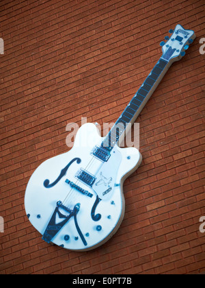 Guitare sur le mur extérieur, de Dawson, au magasin de musique à Stockport Cheshire UK Banque D'Images
