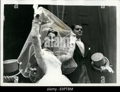 02 février 1957 - La Saint-Valentin mariée : le mariage a eu lieu aujourd'hui à la Cathédrale de Westminster, entre 22 ans, danseuse Anna Manley, Senorita et 22 ans Nicholas Baker, un scénariste de télévision à Hollywood. L'épouse, c'est un ami de Madame Virginie de Gallegos, le Ministre costaricien ici. La réception aura lieu à la légation. La photo montre l'épouse d'arriver pour la cérémonie. Banque D'Images