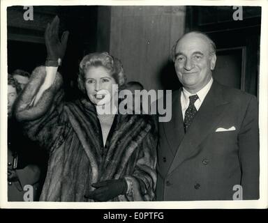 Le 12 décembre 1956 - Sir Bernard et lady Docker assister B.S.A. réunion. : Sir Bernard et Lady Docker a assisté à la réunion annuelle de la Birmingham Small Arms Groupe à Wichester house dans la ville, ce matin. C'est la première réunion annuelle de l'B.S.A. depuis Sir Bernard a été rejeté en tant que président et directeur général en mai. Sir Bernard devrait continuer sa lutte pour reprendre son poste de président. Photo montre sir Bernard et Lady Docker, vu quitter après avoir assisté à la réunion d'aujourd'hui. Banque D'Images