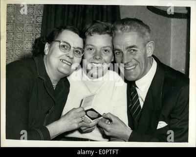 Le 12 décembre 1956 - Judy Grinham - médaillée d'or aux Jeux Olympiques est à la maison. Photo montre à l'âge de 17 ans, médaille d'or olympique de natation - Judy Grinham, photographié à son domicile à Park View Road, Neasden, avec son fier père et mère. Judy est arrivé à la maison à partir de Melbourne la nuit dernière. Banque D'Images
