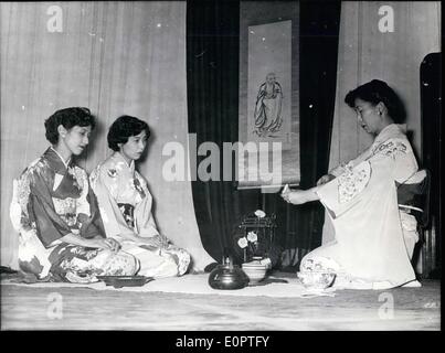 Le 12 décembre 1956 - une ancienne cérémonie de thé japonaise -... a été célébré en ces jours à Cologne dans un club de femmes de l'épouse de l'ammbassador japonais en Allemagne, Mme Sono. Photo : Mme Sono, droit donne le plateau de deux filles Japoneses qui sont ses invités. Banque D'Images