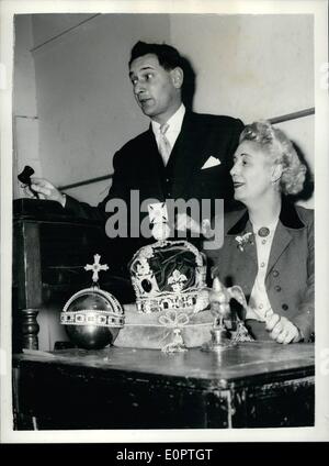 Le 12 décembre 1956 - Les répliques des joyaux de la couronne mis aux enchères. Une réplique grandeur nature ensemble de bijoux de la Couronne en cuivre doré et pierres semi-précieuses, a été vendu aux enchères à Londres aujourd'hui à druce & co, Baker street. L'ensemble, qui est l'une des quatre prises dans l'année du couronnement - a été acheté pour 480 guinées par Mme Alice Maud Robinson, de Monmouth Street, W.-C. 2. photo montre M. Eric Short, vu auctiioneering l'ensemble des répliques des joyaux de la Couronne - trois questions dont sont affichées - (g à d) le crabe, la couronne impériale, et l'ampoule. Le commissaire-priseur est son greffier. Banque D'Images