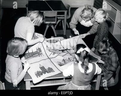 19 décembre 1956 - Cinq dix ans filles allemandes d'une école à Luebeck terminé une tapisserie pour le Dr SCHWEITZER, qui a été en Afrique équatoriale française. Banque D'Images