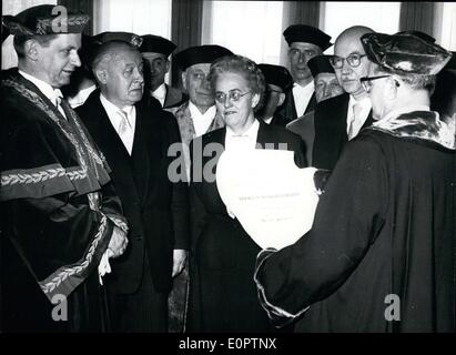 23 février, 1957 - La faculté des sciences économiques et sociales de l'Université de Berlin Freien honoré Mme Dulles aujourd'hui. Elle est un consultant sur les problèmes économiques dans la division allemande du département d'Etat américain. Sur la photo : Mme Eleanor - Milieu gauche Dulles - Recteur de l'université le Professeur Dr. Andreas Paulsen droite avec certificat - le Professeur Dr. Karl Thalheim, doyen de la Faculté des Sciences économiques et sociales. Banque D'Images