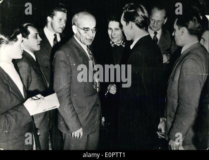 01 janvier 1957 - campagne électorale en Pologne. Photo montre W. Gomulka (quatrième à partir de la gauche) entouré de peuples, qui ont une discussion avec lui. Banque D'Images