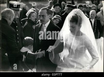 01 janvier 1957 - mariage de la princesse Hélène de France : cérémonie religieuse dans la Chapelle Royale à Dreux : La mariée, escorté par son père , le Comte de Paris, arrivant à la Chapelle Royale pour la cérémonie religieuse de ce matin. Banque D'Images