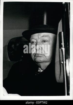 01 janv., 1957 - M. Macmillan est nouveau Premier Ministre. Sir Winston Churchill voit la Reine. : M. Harold Macmillan a été nommé aujourd'hui nouveau Premier ministre pour succéder à Sir Anthony Eden, qui a démissionné de ce poste la nuit dernière.Plus tôt, Sir Winston Churchill s'est rendu à Buckingham Palace pour voir la reine. Il était le deuxième des conseillers de la Reine de faire appel à elle. Photo montre sir Winston Churchill vu comme il a conduit jusqu'à Buckingham Palace à voir la reine ce matin. Banque D'Images