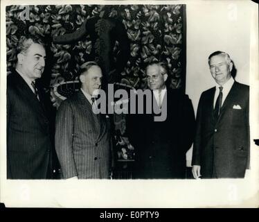 Mar. 03, 1957 - L'envoyé spécial du Président Eisenhower visits Libya : Mr.James Richard - qui est l'envoyé spécial du Président Eisenhower - Tournée du Moyen-Orient pour expliquer la politique américaine sur la situation en Libye - arrivé récemment..Photo montre Mr.James Richard (à droite) avec les ministres lors de sa visite à la Libye..De gauche à droite:Dr.Malik le Ministre libyen des affaires étrangères ; M. Heath l'Ambassadeur américain et M.Chamoun le président de la Libye. Banque D'Images