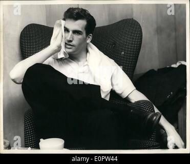 01 janv., 1957 - Chef de l'United States répète à Londres. Né néerlandais - Thomas Schippers.. M. Thomas Schippers l'orchestre néerlandais né - du Metropolitan Opera de New York -était d'être vu au Royal Festival Hall ce matin - à répéter avec le Royal Philharmonic Orchestra pour les performances d'être étant donné qu'il y ce soir et jeudi M. Schippers - qui est de 26 - est de 6 pi.2Dans le grand et était un enfant prodige. Montre Photo : M. Thomas Schippers cools off après une longue période de répétition à la salle des fêtes ce matin. Banque D'Images