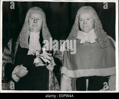 01 janv., 1957 - Nouveau juge de la Haute Cour d'appel et assermenté Juge à la Chambre des Lords : Monsieur le juge Sellers a été assermenté en tant que Lord Justice d'appel, à la suite de Lord Justice Birkett, et M. George Raymond Hinchcliffe, c.r., a été assermenté en tant que nouveau juge de la Haute Cour, d'une cérémonie à la Chambre des Lords, ce matin. Hichcliffe la justice sera assis devant la Division du Banc de la Reine. Photo montre Lord Justice vendeurs (à gauche) et M. le juge George Raymond Hinchcliffe, vu à la Chambre des Lords après l'assermentation de ce matin. Banque D'Images