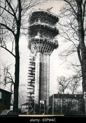 01 janv., 1957 - Photo montre le tour plus moderne pour moins d'un téléphone et de la télévision-service a été errected dans Munich, maintenant. Cette 45 metere (environ 135 pieds) de haut building propose la téléphonie sans fil, l'échange d'émissions de télévision à l'Autriche et de la téléphonie avec autocare. Banque D'Images