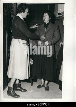 01 janvier 1957 - Réfugiés britanniques d'Egypte : tous les jours sur sept cents réfugiés britannique de l'Egypte - la visite de la société de l'aide anglo-égyptien, Regent's Park - pour obtenir de l'aide - travail, etc. La plupart d'entre eux ont tout perdu lorsqu'ils ont été forcés de quitter l'Égypte. Sur la photo, Mme Lucy Scieluna essaie sur une veste ce matin. Elle est venue d'Alexandrie - et est aujourd'hui d'un séjour dans une auberge de jeunesse. Banque D'Images