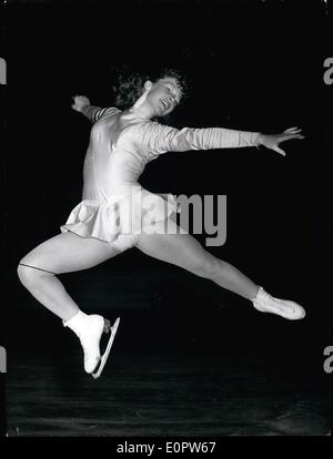 01 janv., 1957 - événements de patinage sur glace pour le championnat d'Allemagne 1957 : les nouveaux champions féminins est Ina Bauer (Ina Bauer) de Krefeld. À l'obligation de patinage artistique elle vient seulement à la quatrième place, mais dans le patinage libre événements qu'elle a été la meilleure et devient donc le nouveau champion allemand. Banque D'Images