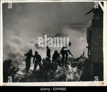 Mar. 03, 1957 - Vingt-deux meurent dans l'écrasement d'avion de ligne britannique. L'épave en feu : Vingt-deux personnes ont perdu la vie dans l'écrasement d'un avion de la vicomte en rangées de maisons dans la région de Hale, Manchester, hier. La machine était entrée en terre à Ringway Manchester aéroport, après un vol de routine à partir de Rotterdam. L'épave en feu sur un plantage. La photo montre une partie de leurs pompiers couverts de mousse dans la lutte contre l'incendie après l'écrasement de l'épave du vicomte BEA hier. Banque D'Images