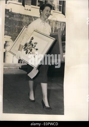 Mar. 03, 1957 - L'envoi en journée pour l'Académie Royale de couleur de l'eau : Exposition photo montre Mme Jeanne Holgate, de West Kensington, arrive à Burlington House ce matin avec sa peinture ''La reine Elizabeth Rose' Banque D'Images