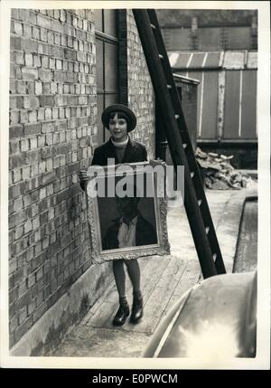 Mar. 03, 1957 - L'envoi à jour pour l'huile à la Royal Academy. Montre 11 ans Barbara Fergus, de Bromley, Kent, ne croit pas à la superstition qu'elle passe sous une échelle à son arrivée à Burlington House avec son père, homme de la peinture le soleil. Banque D'Images