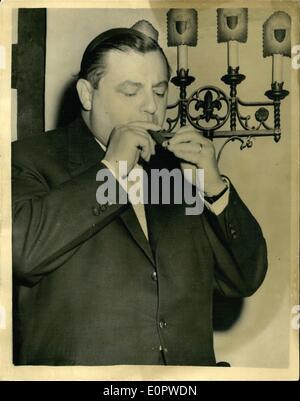 Mar. 03, 1957 - Le ministre de la défense de l'Allemagne de l'Ouest tiendra une conférence de presse.Herr Josef Strauss à Londres : Herr Franz Josef Strauss l'Ouest le ministre allemand de la Défense, qui est à Londres pour des entretiens avec M. Duncan Sandy's, le ministre britannique de clôture de tenir une conférence de pres de l'hôtel Park Lane Hotel ce matin. Photo montre Herr Strauss met en Pause pour allumer un cigare au cours de la conférence ce matin. Banque D'Images