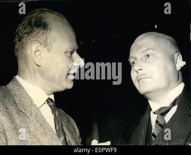 01 janv., 1957 - Photo montre film allemand-industrie a maintenant terminé un film avec l'histoire de Gustav Stresemann (Gustav Stresemann) qui avait été chancelier allemand en 1923 et ministre des affaires à partir de 1923-29. Stresemann est bien connu pour sa politique d'amitié entre la France et l'Allemagne en ce moment. La photo montre le fils aîné de G. Stresemann, le Dr. Wolfgang Stresemann qui est chef de train à Berlin, dans Rias-Radiostation (à gauche) avec l'acteur Ernst Schroder qui a la partie de G. Stresemann dans le film. Banque D'Images