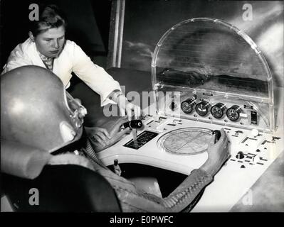 01 janv., 1957 - Photo montre le pilote à l'avenir est d'être vu à une exposition d'avions-fusée et raquettes organisé par l'Aviation américaine à Francfort. Ces pilotes n'ont qu'un simple instrument à la sélection que la vitesse permet d'éviter l'observation exacte de dizaines d'instruments. Quand le temps est plutôt mauvais, les remarques importantes seront projetés sur l'écran en face. Banque D'Images