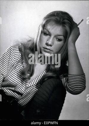 01 janv., 1957 - Photo montre 21 ans starlet Ursula Herwig cette belle jeune fille a réussi à convaincre un producteur de films, mais elle est très friand de jouer sur une scène et d'obtenir une partie à Vienne's ''Burgtheater'' est son objectif d'équilibre. À Munich, elle a été à l'arrêt de bus 'en', récemment. Banque D'Images