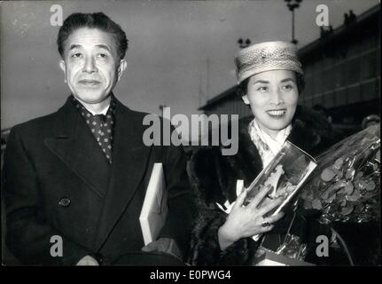 01 janv., 1957 - Nouveau ambassadeur japonais arrive à Paris : M. Tetsuro Furukaki, le nouvel ambassadeur du Japon à Paris, est arrivé à l'aéroport d'Orly cette mornign. M. Furukaki, qui parle couramment le français, est aujourd'hui un nouveau venu dans le pays. En tant que jeune homme il a étudié à l'Université de Lyon en 1923. Photo montre M. Furukaki et sa femme vu ce matin à l'aéroport d'Orly. Banque D'Images