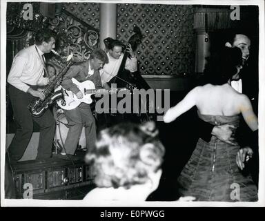 01 janv., 1957 - Tommy Steele va à l'extrémité ouest. Photo montre Tommy Steele le teenage idol de Bermondsey vu au centre avec les membres de son groupe comme il joue dans cabaret au Café de Paris. Rock'n, matériel roulant dans le West End. Banque D'Images