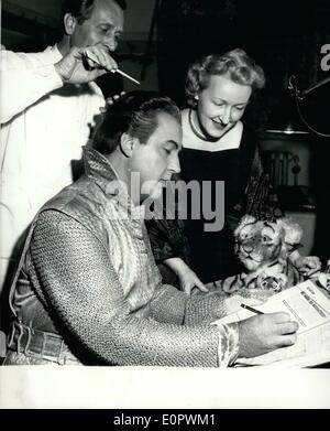 Mar. 03, 1957 - Photo montre Friedelind Wagner, petite-fille de Richard Wagner, occupé d'obtenir les signatures pour la restauration de l'Muinich operahouse. Ici, elle a saisi des mess des officiers Howarth ténor Vandenburg, un chanteur qui a la partie de Lohengrin dans le même opéra. Banque D'Images