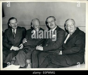 Mar. 03, 1957 - La clé quatre à la Bermuda parle Photo montre :- le président Eisenhower et le premier ministre Macmillan poser pour ce Banque D'Images